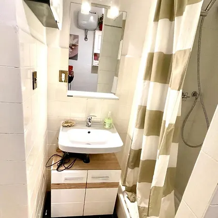 Grande Stanza Con Letto Matrimoniale Bagno Privato Zona San Paolo-trastevere-roma Tre 