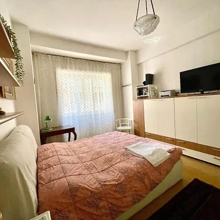 Grande Stanza Con Letto Matrimoniale Bagno Privato Zona San Paolo-trastevere-roma Tre 